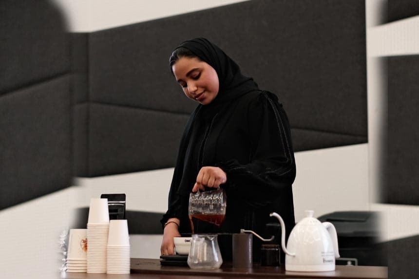 Майта Аль Гайлани, занявшая второе место на чемпионате ОАЭ по аэропрессу 2023 года, любезно делится своим путешествием в мир кофе с QahwaWorld.