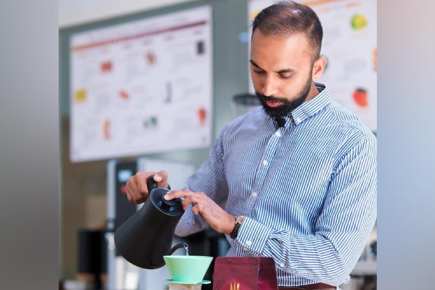 Путешествие в глубины любителя спешелти кофе… Сайед Навид открывает свое сердце «QahwaWorld» в этом специальном интервью