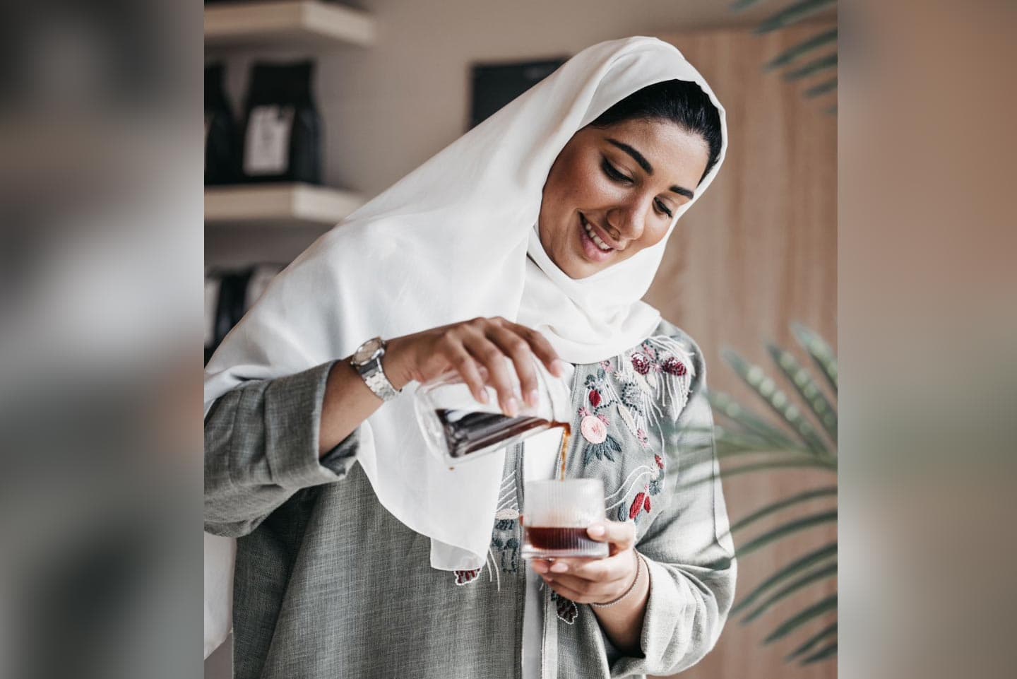 Глоток за Глотком: Путешествие Вакар Аль-Хамади к Великолепию Приготовления Специального Кофе