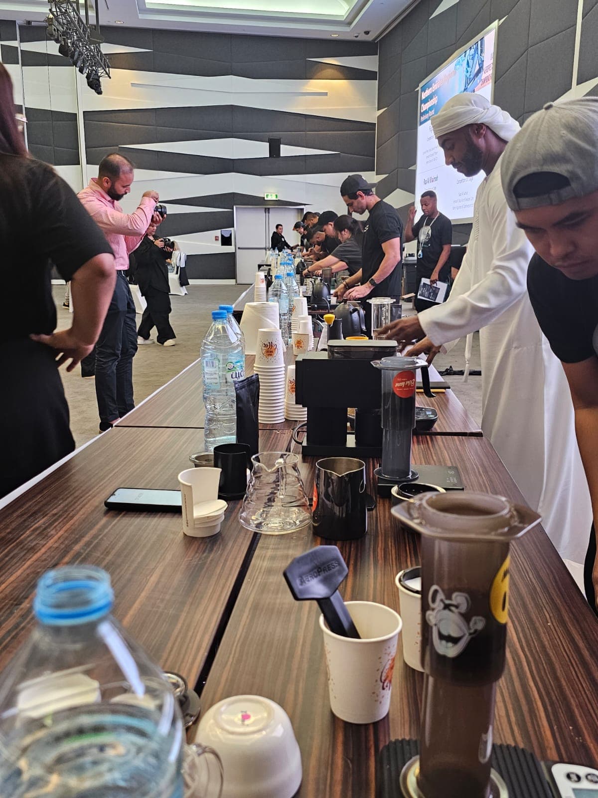 Чемпионат ОАЭ по кофе по аэропрессу 2023 года продолжается в Дубае