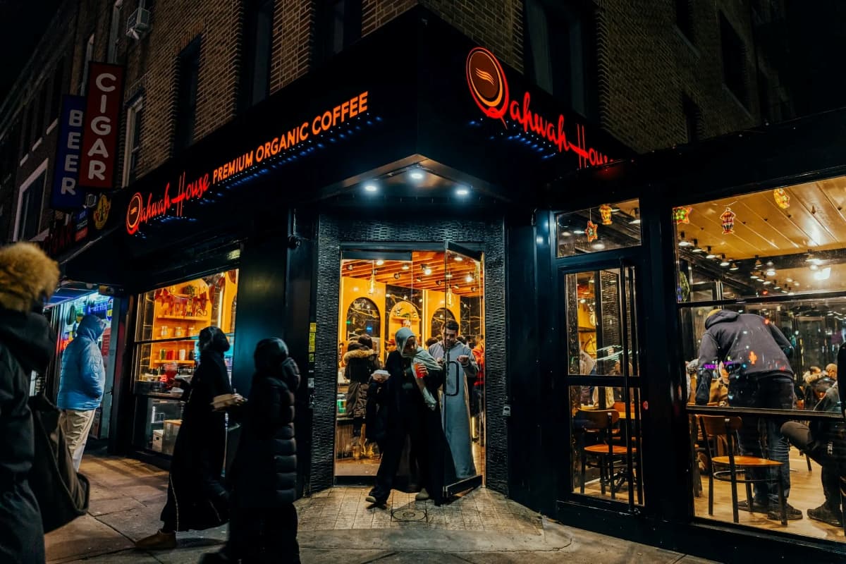 Йеменские кофейни набирают популярность в Рамадан: репортаж «Нью-Йорк Таймс»