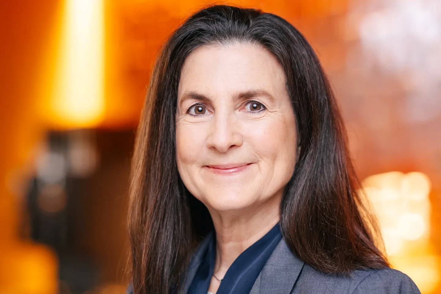 Кэти Смит присоединилась к “Старбакс” в качестве финансового директора, чтобы помочь генеральному директору Брайану Николлу в обновлении бренда