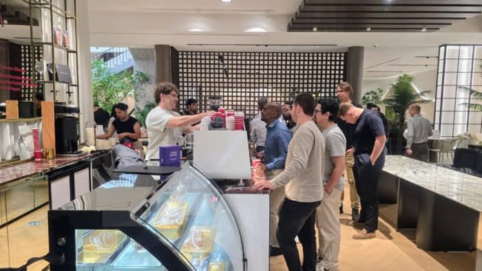 من ميلانو إلى دبي.. بطل العالم يشارك خبراته في قهوة البطولات