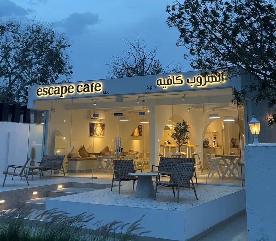 الهروب.. فلسفة “الملاذ” التي تعيد لمّ شمل مجتمع الشارقة فوق فنجان قهوة