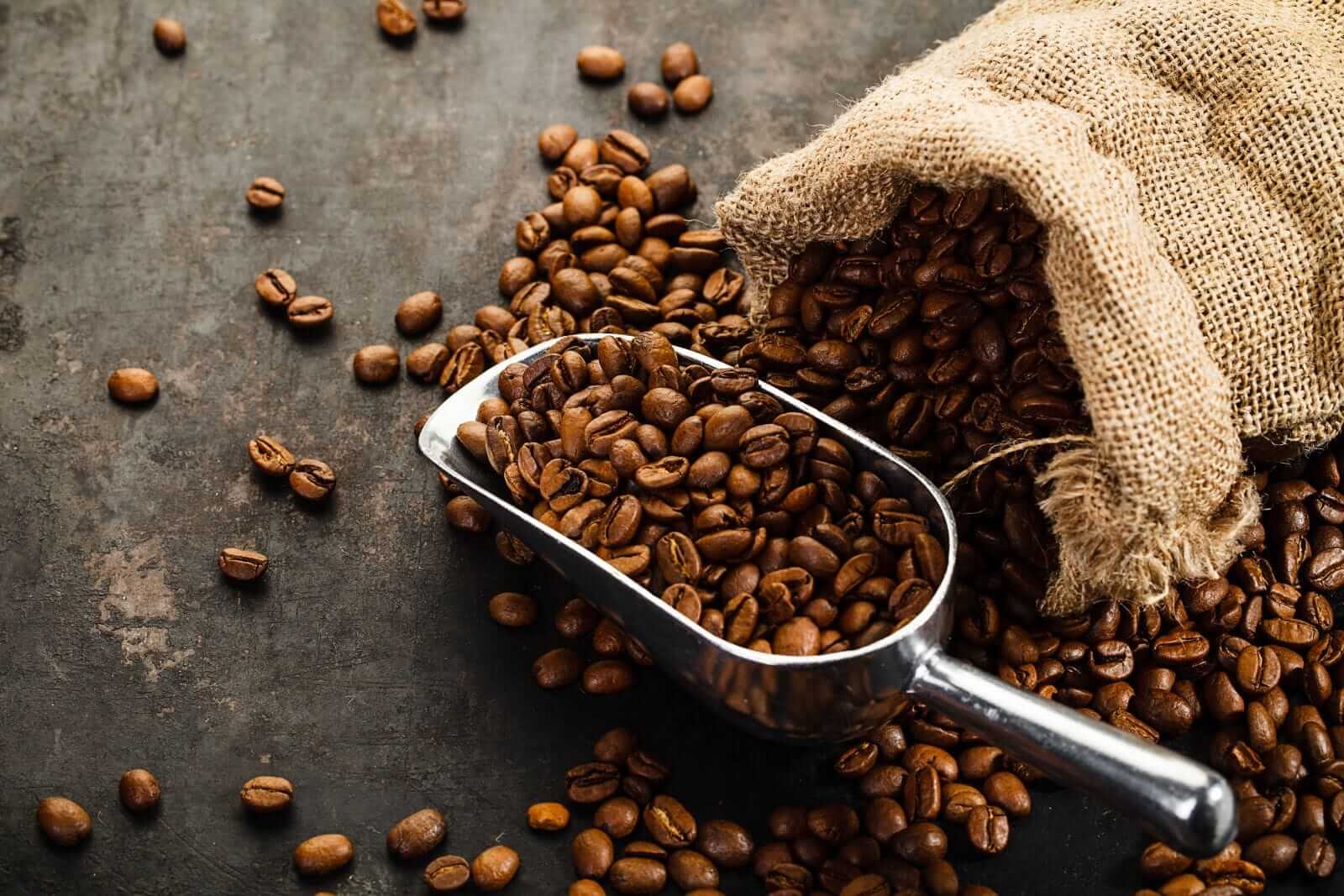 أسعار القهوة تهبط بشكل حاد وسط وفرة المعروض ومخاوف من تراجع الطلب